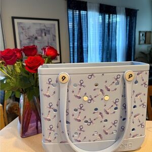 NWT BABY BOGG BAG in “Seas the Day” light blue anchor pattern